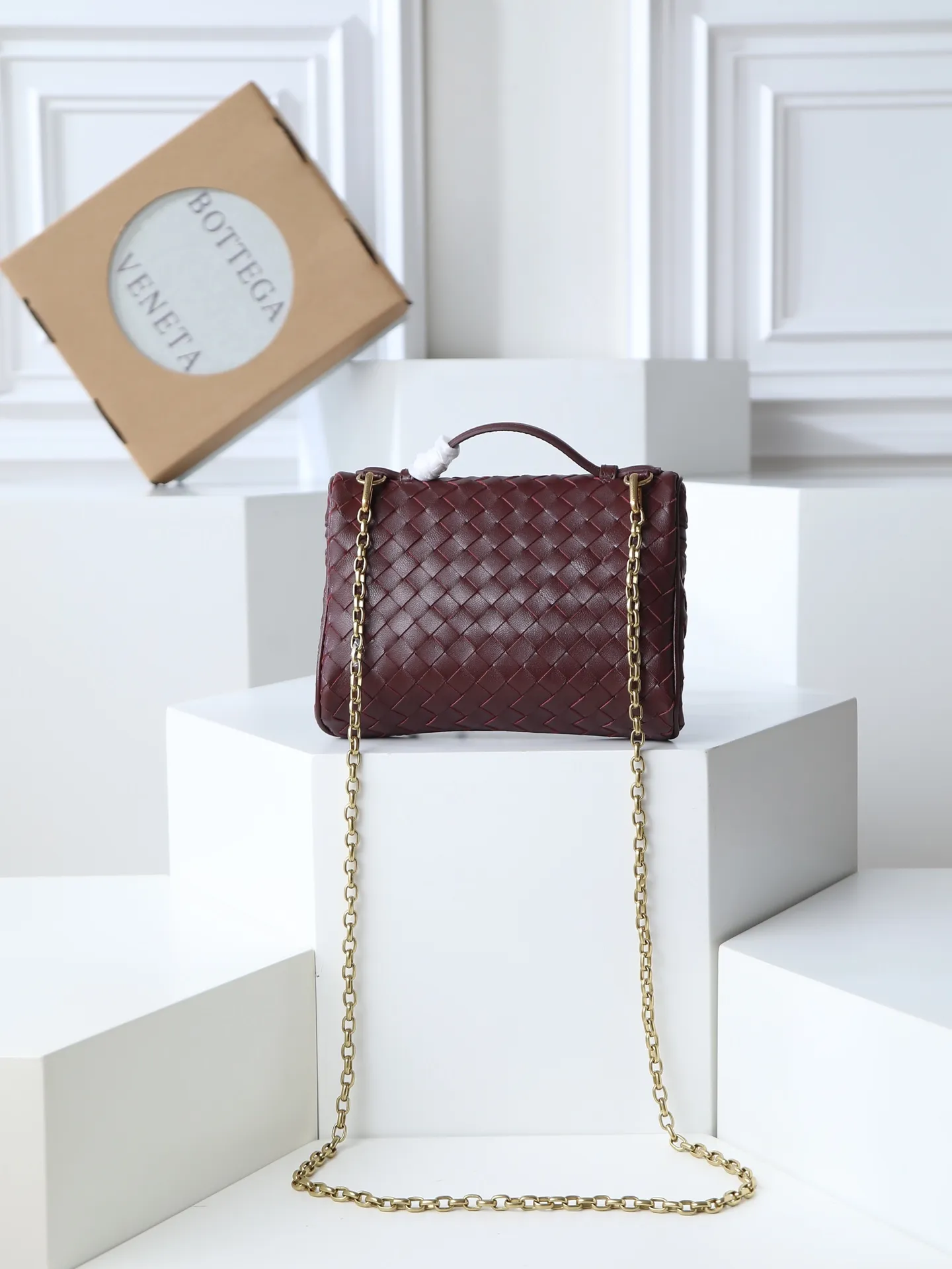 800. BOTTEGA VENETA2025 new women's small Soft Vanity bag adopts the classic Intrecciato weaving technique, inheriting the classics. The ring buckle design 😎 The light metal chain gives you a high-end sense of matching. The chain is removable, so you can wear it as a small bag ~ An elegant small bag that is perfect for participating in events. The overall body of the bag is as soft as marshmallow and can be easily kneaded, showing the strong toughness and high-end feel of the leather. The touch of sheepskin is so amazing. It is so healing when pinched! I have absolutely no resistance to small bags! ! ! Style number: 843800 Size: 19*14*3cm